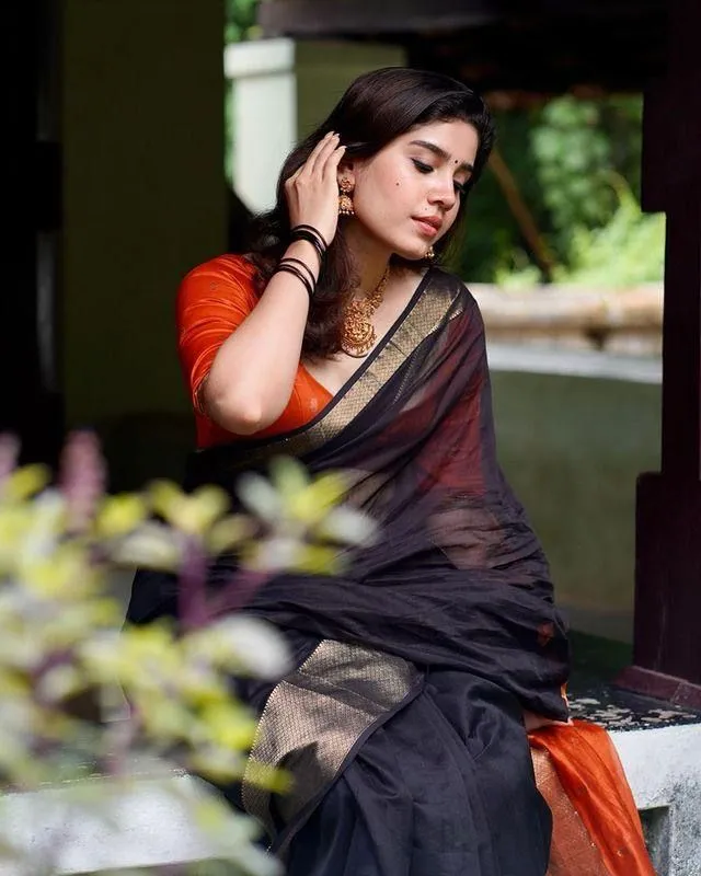Aplomb Black Soft Silk Saree With Enthralling Blouse Piece