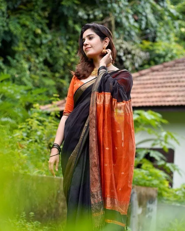 Aplomb Black Soft Silk Saree With Enthralling Blouse Piece