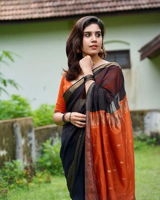 Aplomb Black Soft Silk Saree With Enthralling Blouse Piece