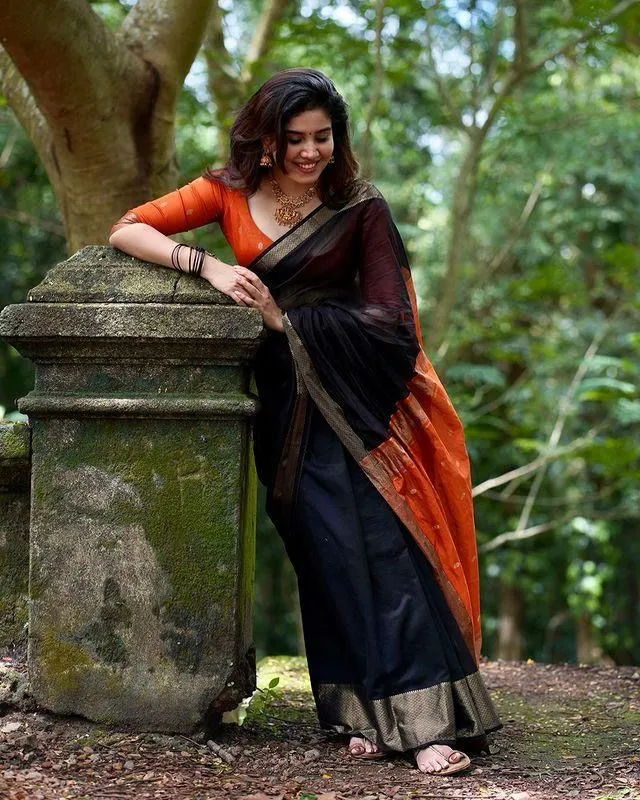 Aplomb Black Soft Silk Saree With Enthralling Blouse Piece