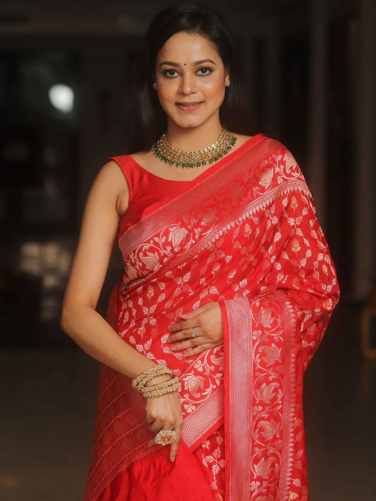 Mesmeric Red Soft Silk Saree With Blooming Blouse Piece