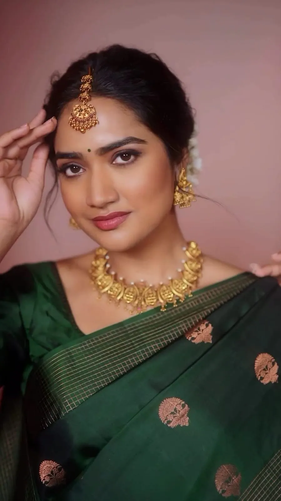 Tempting Dark Green Soft Silk Saree With Lissome Blouse Piece